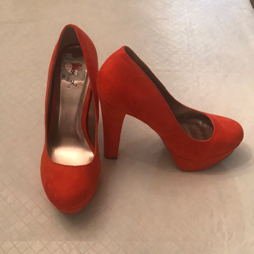 Orange pumps